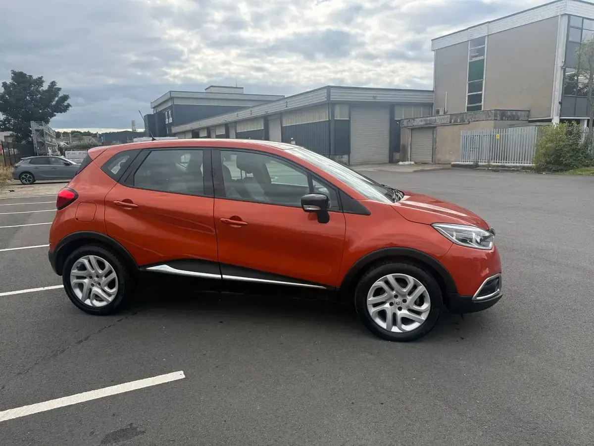 Used Renault Captur Dynamique 90 HP (66 kW) 2017 Orange SUV