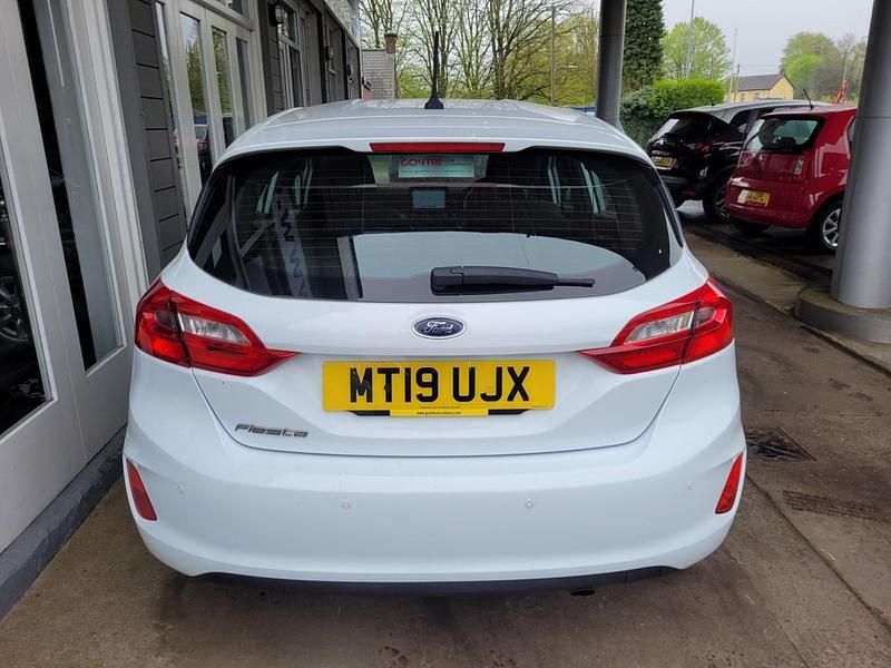 Usado Ford Fiesta Zetec 70 HP (51 kW) 2019 Branco Citadino