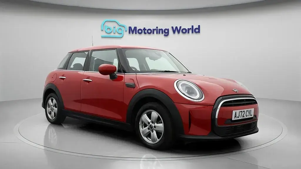 Begagnad Mini Cooper Classic 136 HK (100 kW) 2022 Röd Halvkombi