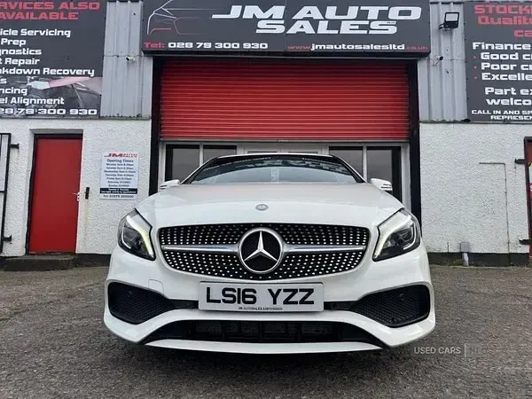 Used Mercedes A180 AMG Line Premium 109 HP (80 kW) 2016 White Hatchback