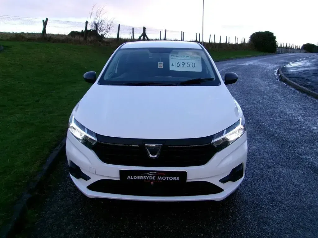 Used Dacia Sandero Essentiel 90 HP (66 kW) 2021 White Hatchback