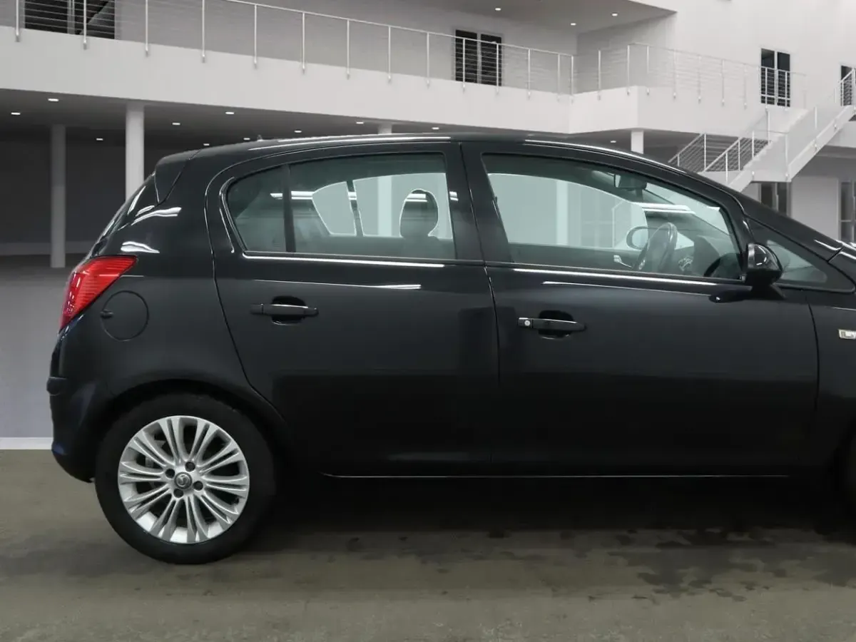 Second-hand Vauxhall Corsa 85 CP (62 kW) 2014 Negru Hatchback