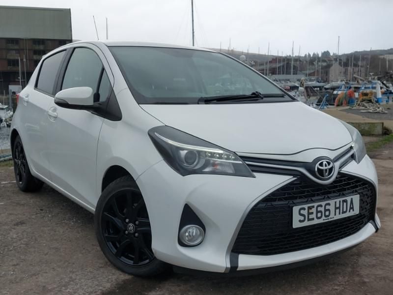 Used Toyota Yaris Design 99 HP (72 kW) 2017 White Hatchback