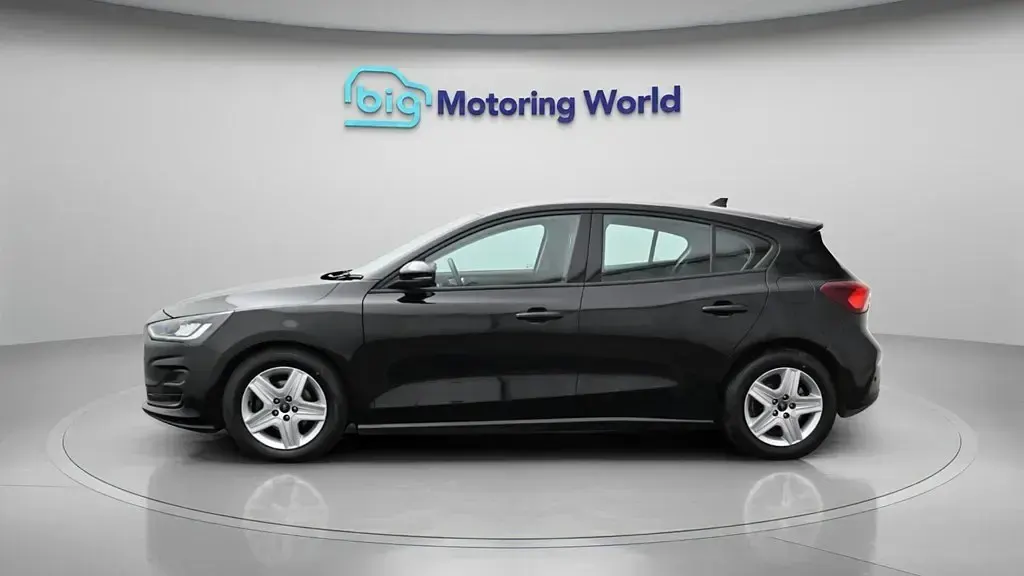 Käytetty Ford Focus Zetec 120 HP (88 kW) 2023 Musta Viistoperä