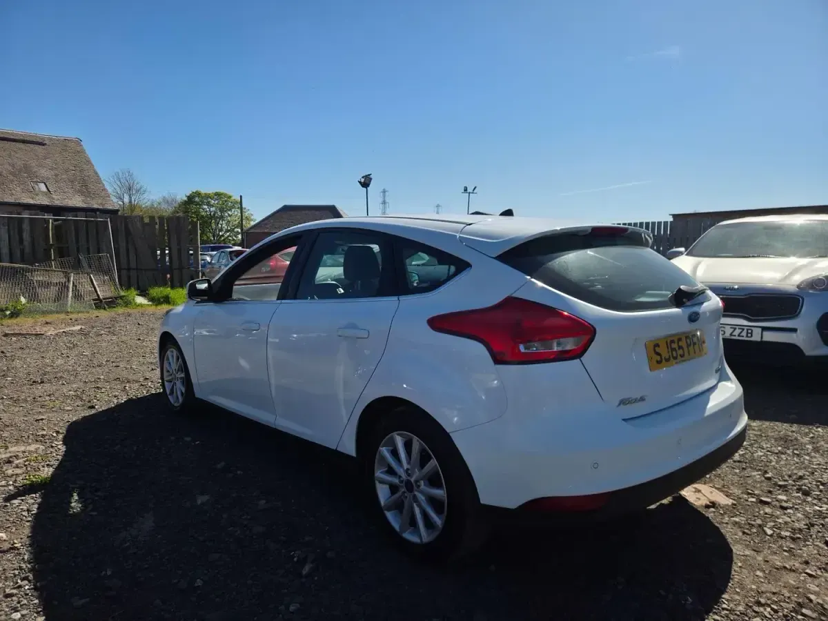 Begagnad Ford Focus Titanium 2015 Vit Halvkombi