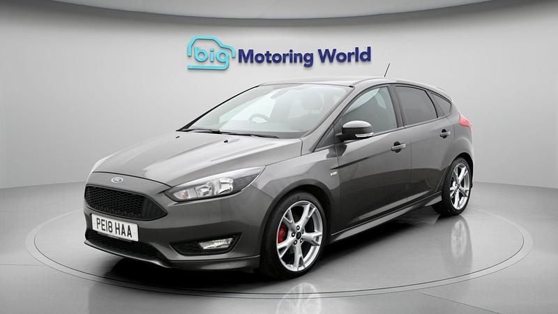 Used Ford Focus ST-Line X 140 HP (102 kW) 2017 Grey Hatchback