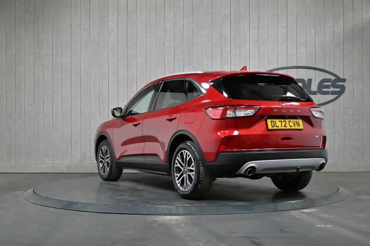 Käytetty Ford Kuga Titanium 150 HP (110 kW) 2023 Punainen Katumaasturi