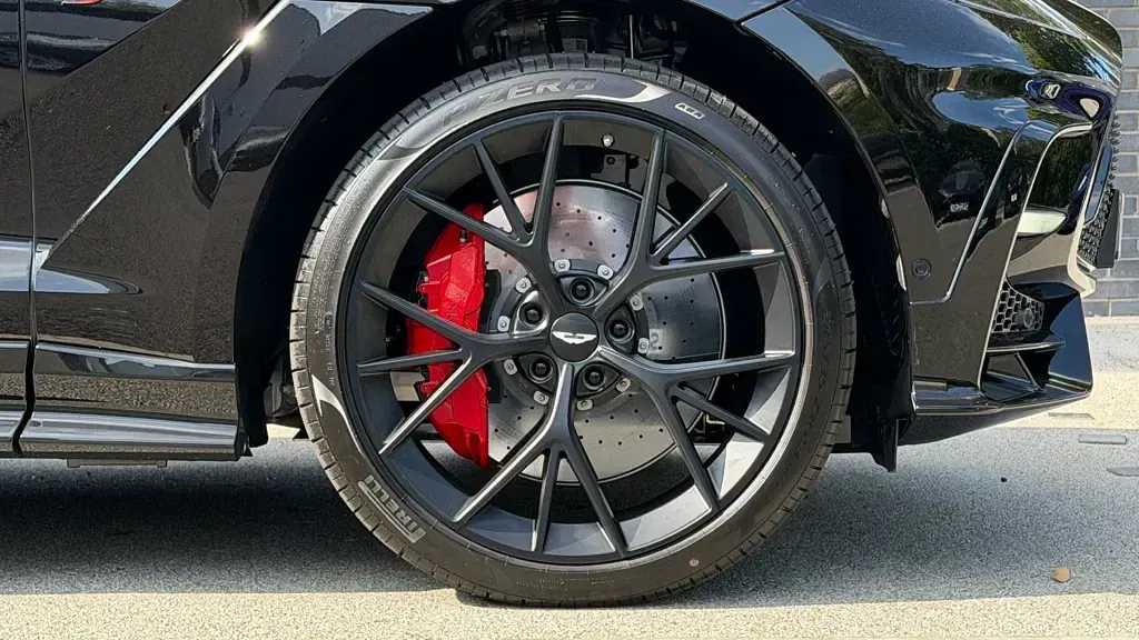 New Aston Martin DBX 727 HP (534 kW) 2026 Black SUV