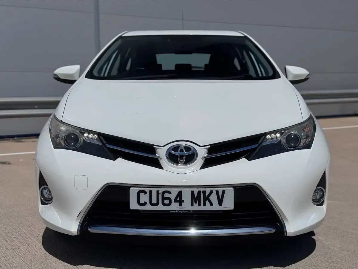 Used Toyota Auris 132 HP (97 kW) 2014 White Hatchback