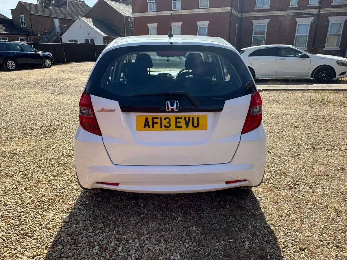 Used Honda Jazz ES 99 HP (72 kW) 2013 White Hatchback