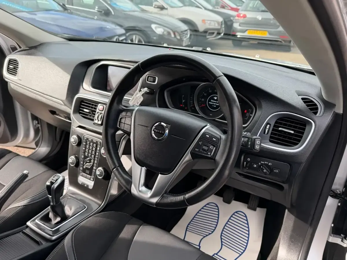 Begagnad Volvo V40 Momentum 122 HK (89 kW) 2018 Silver Halvkombi
