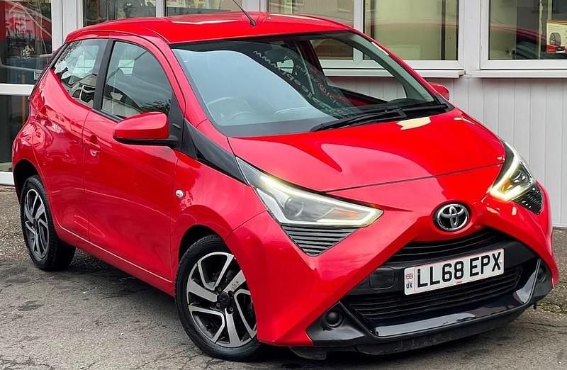 Used Toyota Aygo X-play 71 HP (52 kW) 2018 Red Hatchback