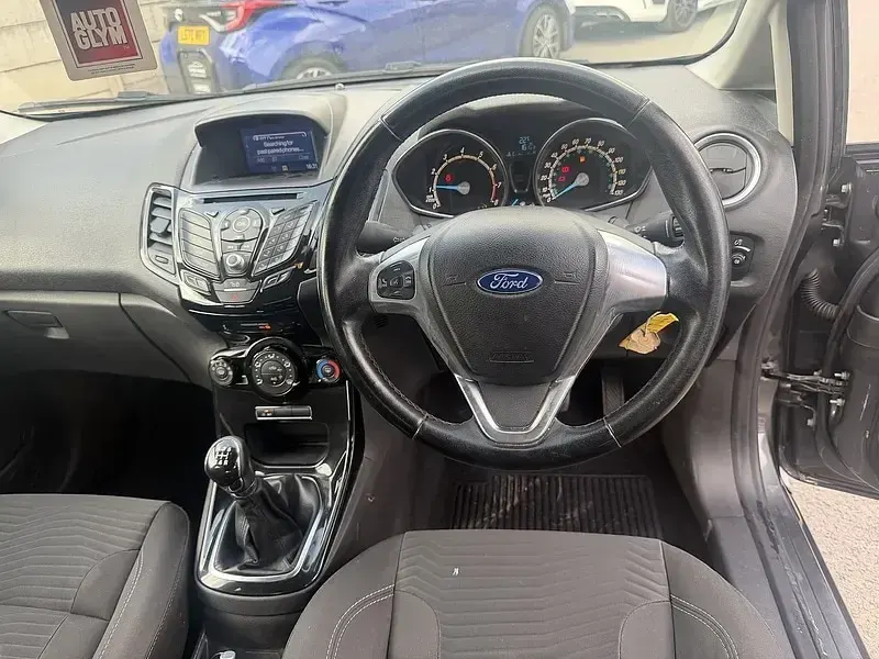 Begagnad Ford Fiesta Zetec 100 HK (73 kW) 2016 Grå Halvkombi