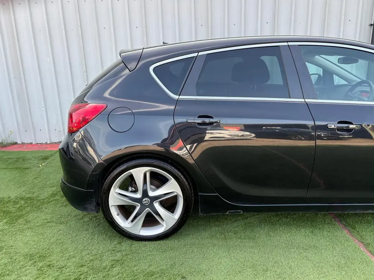Used Vauxhall Astra Edition 140 HP (102 kW) 2015 Black Hatchback