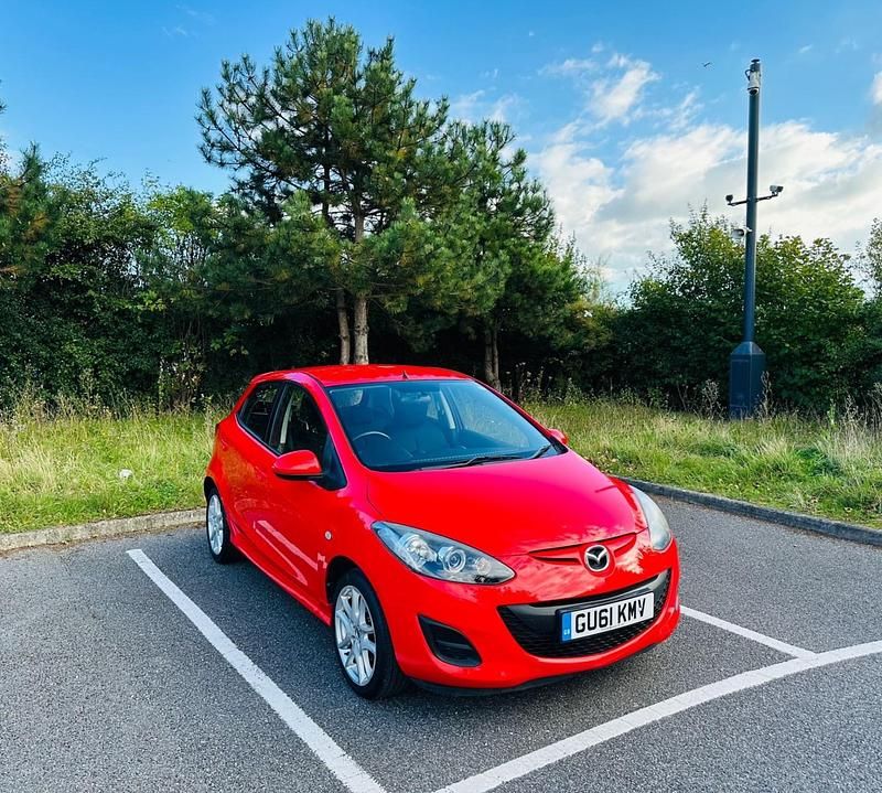 Used Mazda 2 83 HP (61 kW) 2011 Red Hatchback