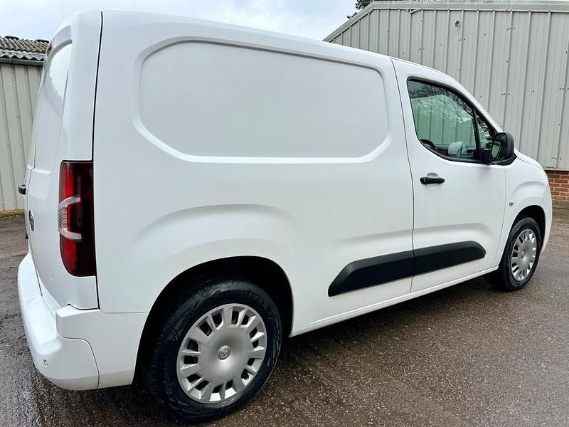Used Vauxhall Combo Sportive 100 HP (73 kW) 2019 White MPV
