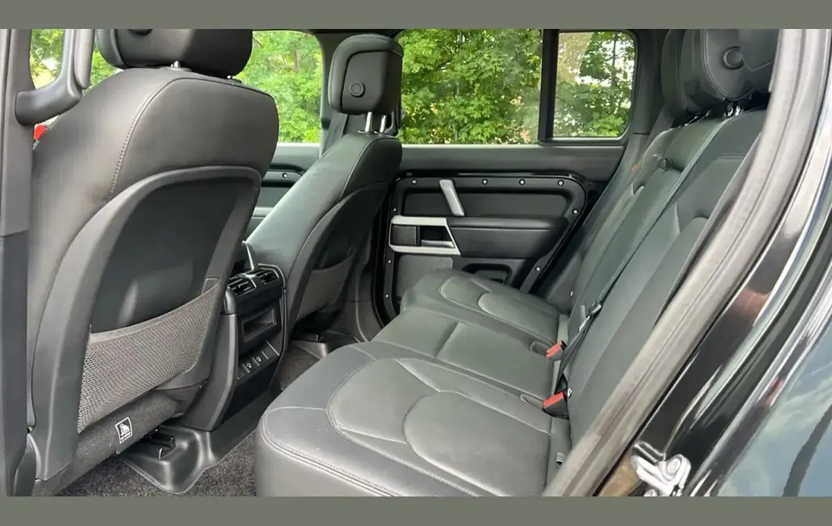 Used Land Rover Defender HSE Dynamic 300 HP (220 kW) 2024 Metallic  santorini black SUV
