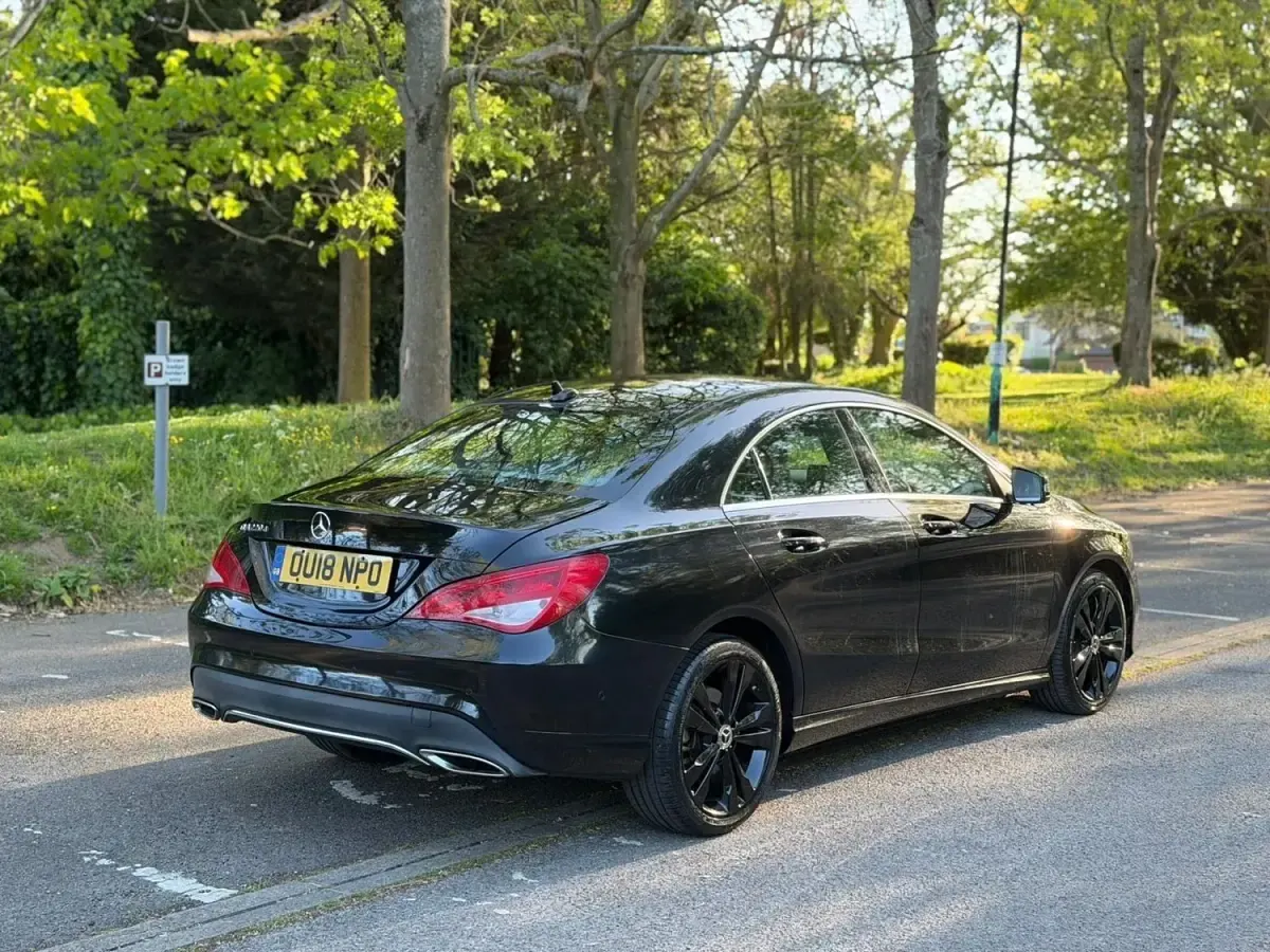 Usado Mercedes CLA220 2018 Preto Sedan