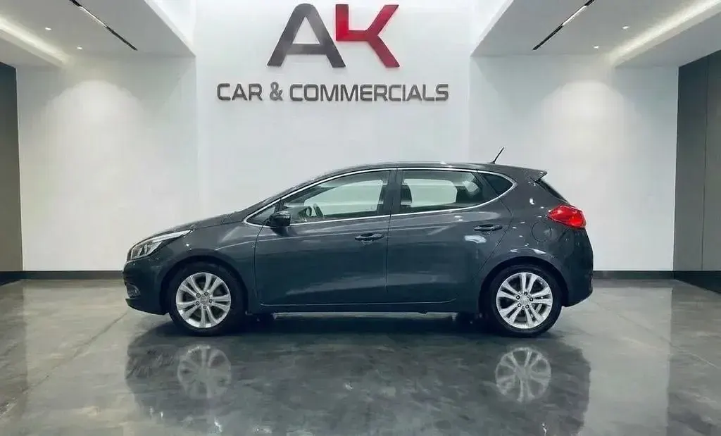 Używany Kia Ceed 133 KM (97 kW) 2013 Srebrny Hatchback