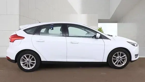 Used Ford Focus Zetec 100 HP (73 kW) 2017 White Hatchback