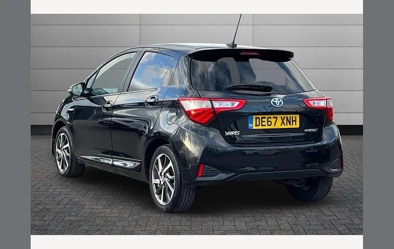 Used Toyota Yaris Hybrid 100 HP (73 kW) 2017 Black Hatchback