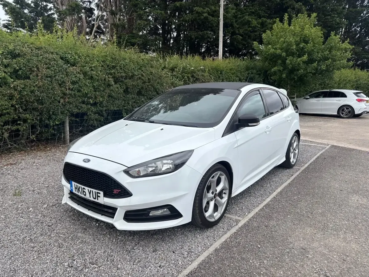 Used Ford Focus ST 185 HP (136 kW) 2016 White Hatchback