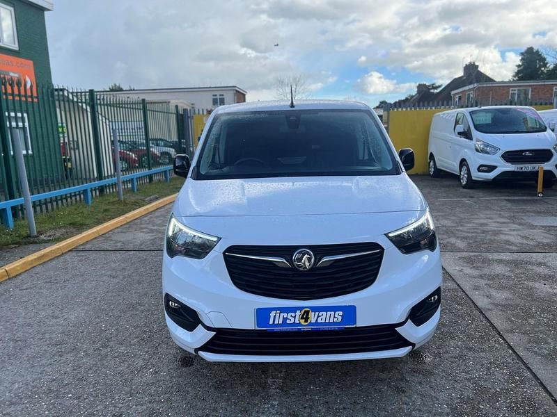 Second-hand Vauxhall Combo 100 CP (73 kW) 2023 Alb Monovolum