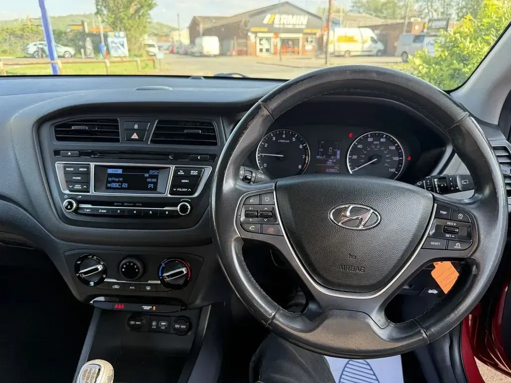 Used Hyundai i20 SE 84 HP (61 kW) 2015 Red Coupe