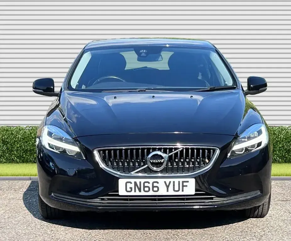Used Volvo V40 Momentum 120 HP (88 kW) 2016 Onyx black metallic Hatchback