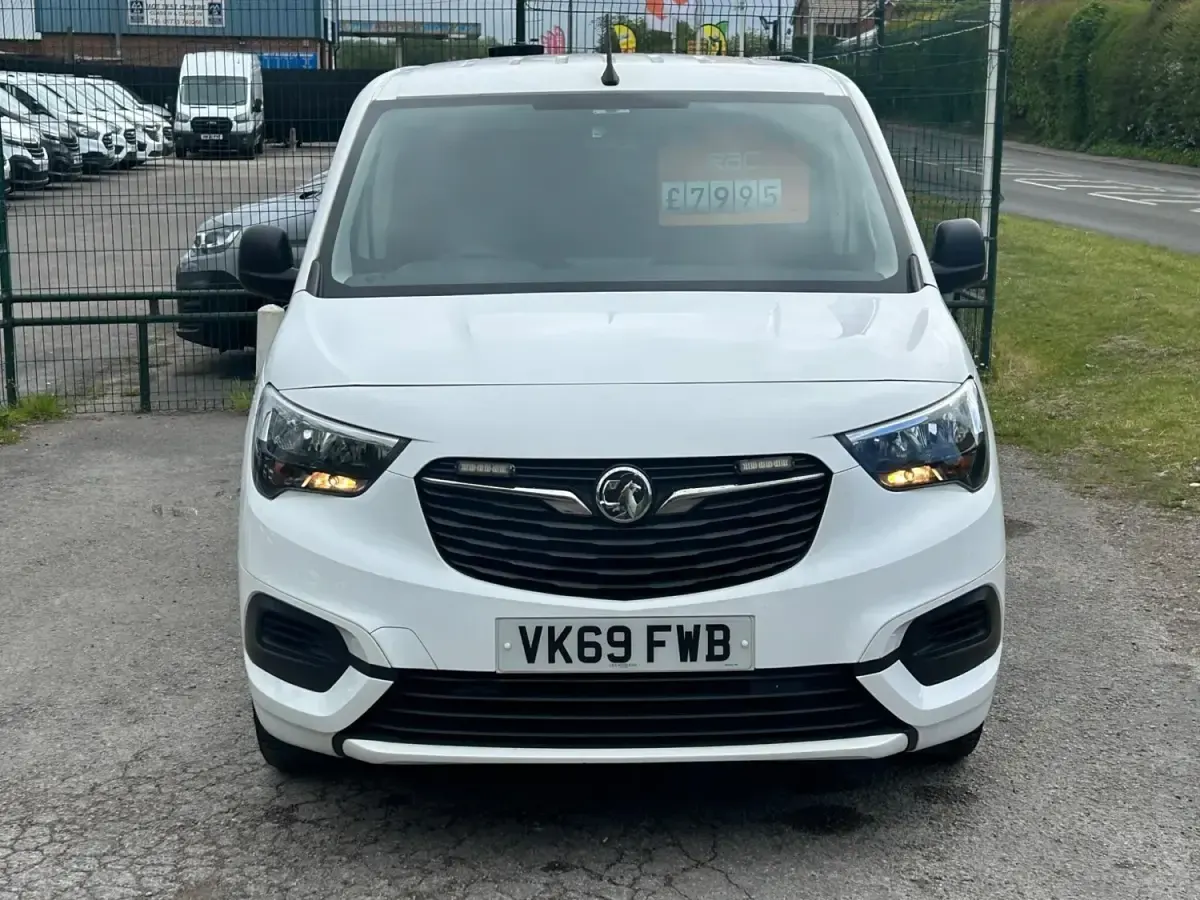 Usado Vauxhall Combo Sportive 100 CV (73 kW) 2020 Blanco Monovolumen