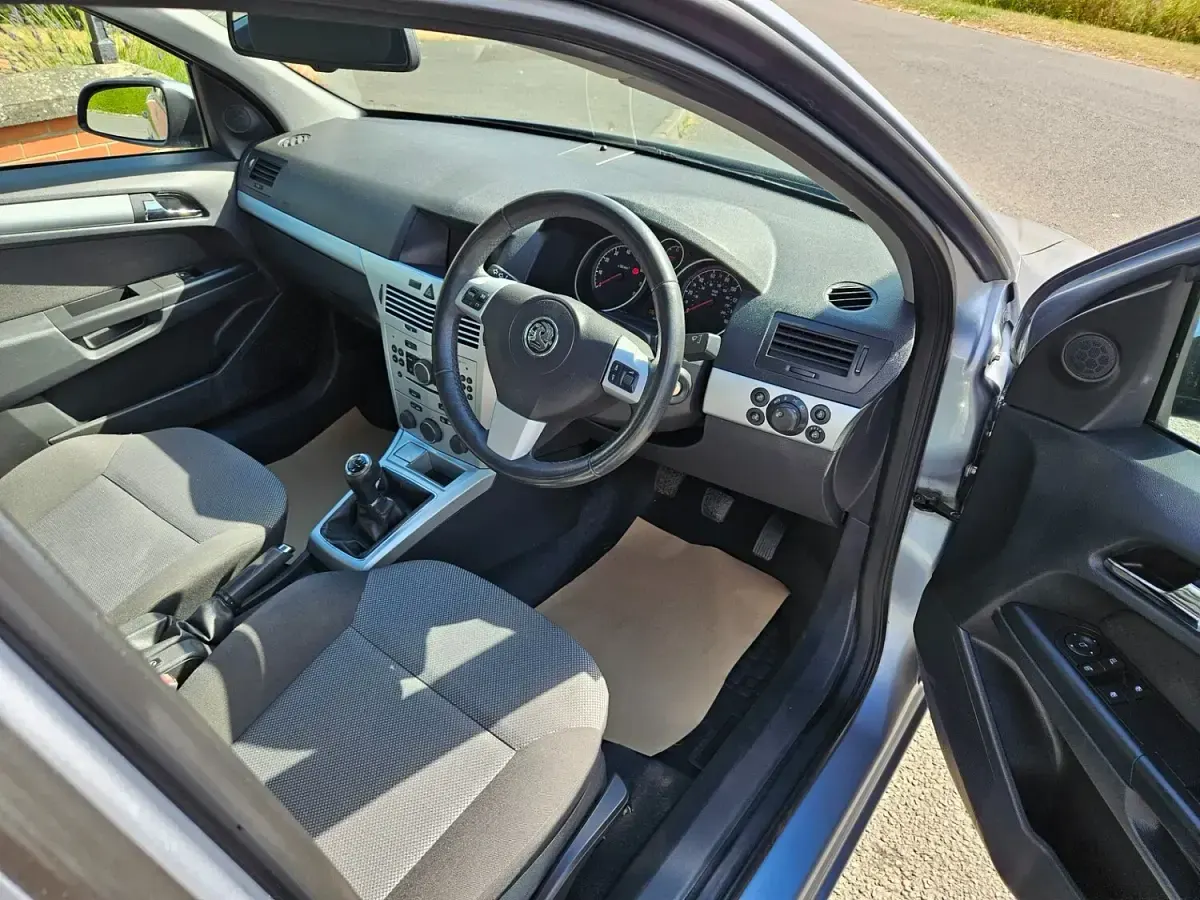 Used Vauxhall Astra Active 115 HP (84 kW) 2009 Silver Hatchback