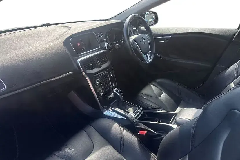 Used Volvo V40 Pro 152 HP (111 kW) 2018 Ice white Hatchback