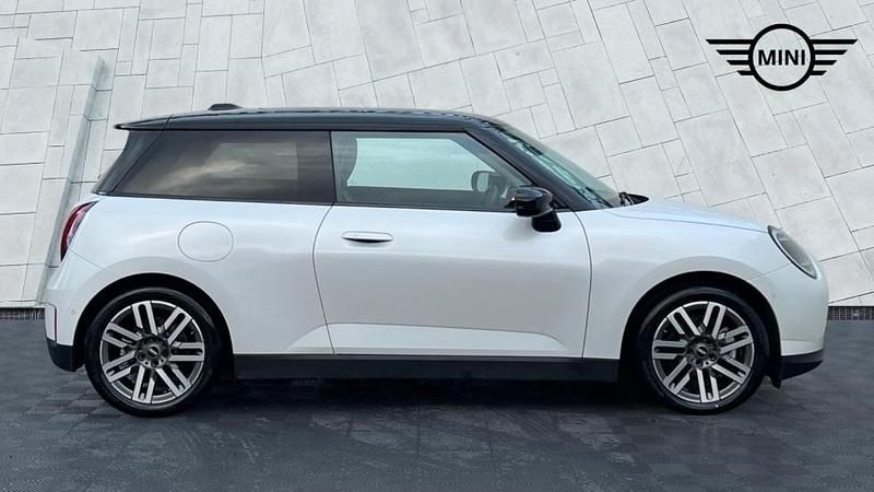 Used Mini Cooper SE Hatch 158 kW (215 HP) 2024 White Hatchback
