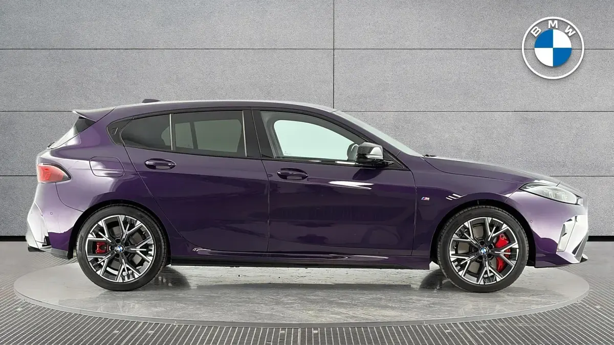 Usado BMW M135 Comfort Edition 296 CV (217 kW) 2025 Púrpura Utilitario