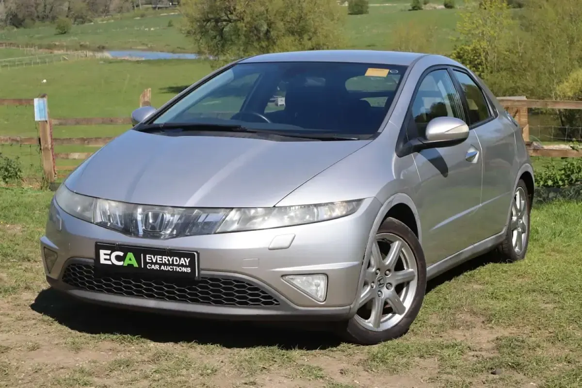 Begagnad Honda Civic EX 138 HK (101 kW) 2007 Silver Halvkombi