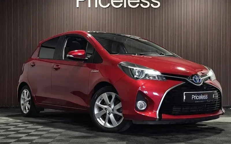 Used Toyota Yaris 101 HP (74 kW) 2016 Red Hatchback