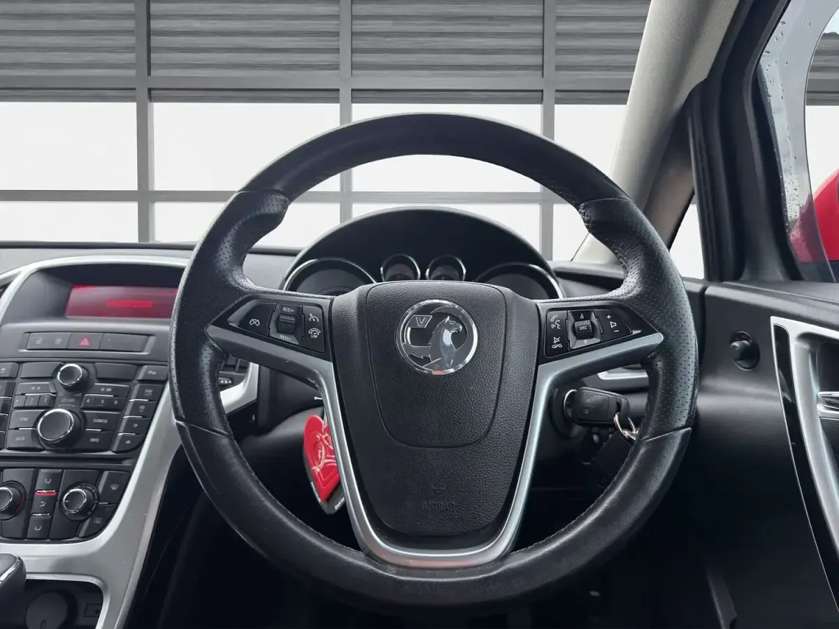 Used Vauxhall Astra SRi 165 HP (121 kW) 2012 Red Hatchback