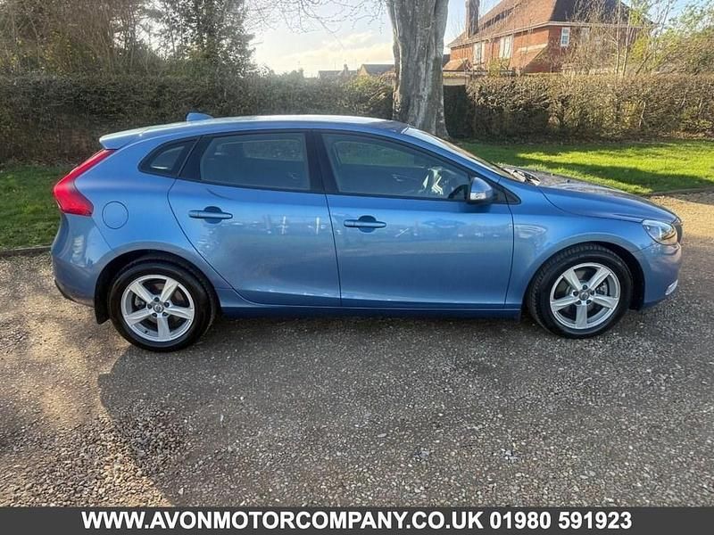 Used Volvo V40 120 HP (88 kW) 2015 Blue Hatchback