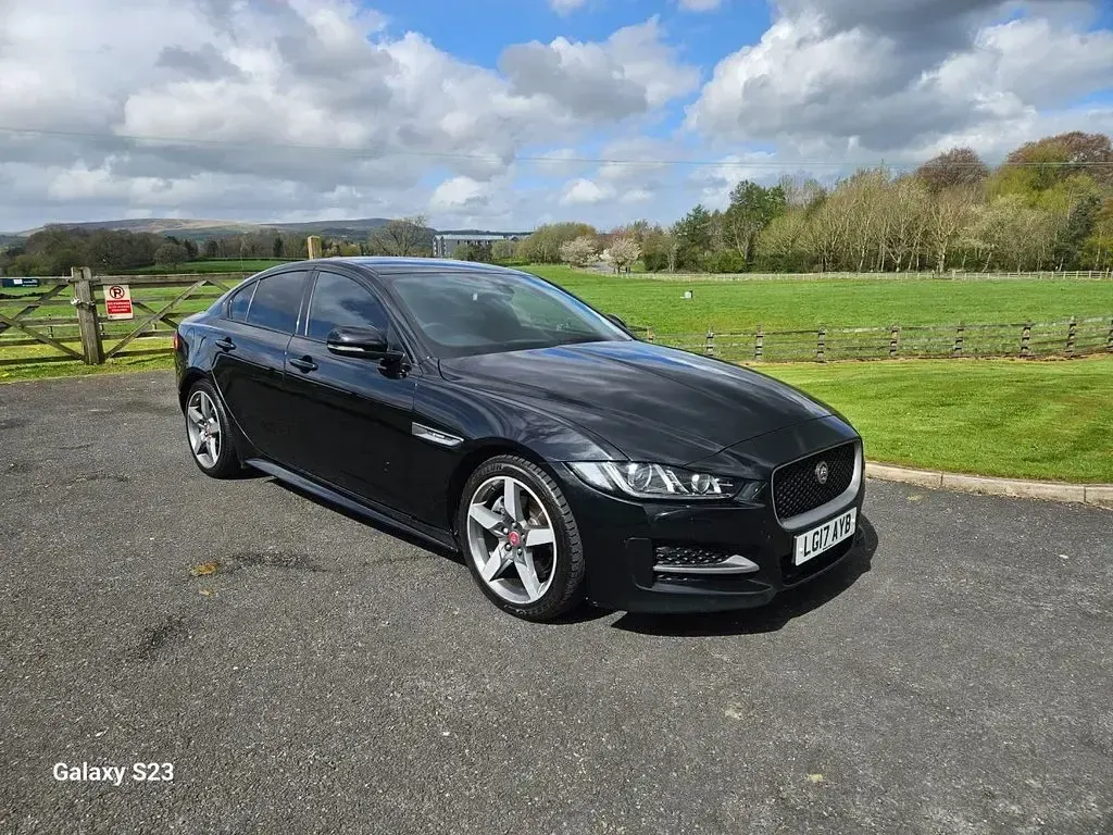 Używany Jaguar XE R-Sport 180 KM (132 kW) 2017 Czarny Sedan/Limuzyna