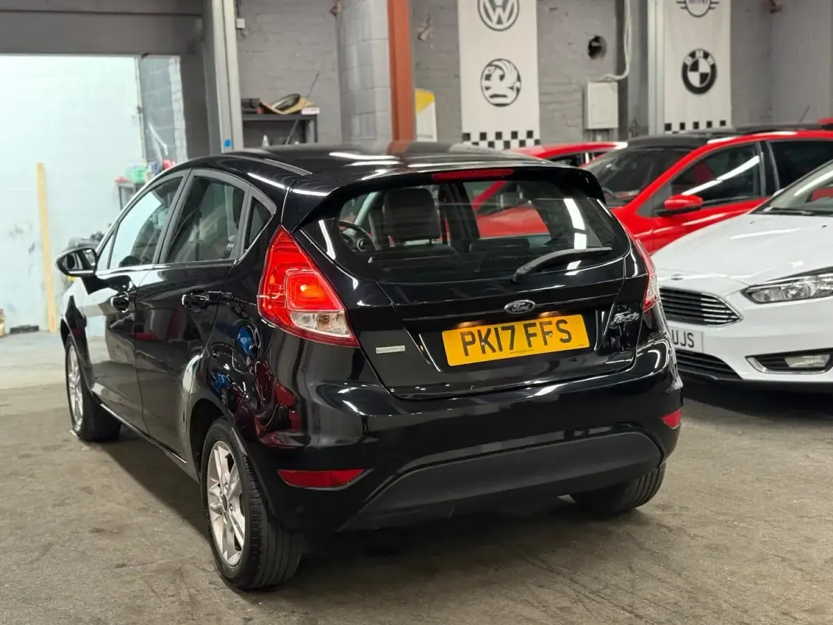 Begagnad Ford Fiesta Zetec 2017 Svart Halvkombi