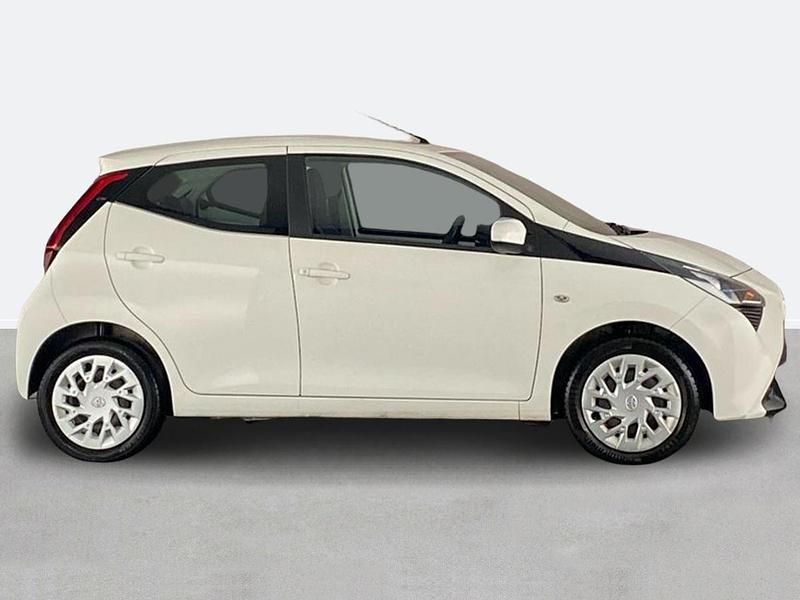 Used Toyota Aygo X-play 72 HP (52 kW) 2019 White Hatchback