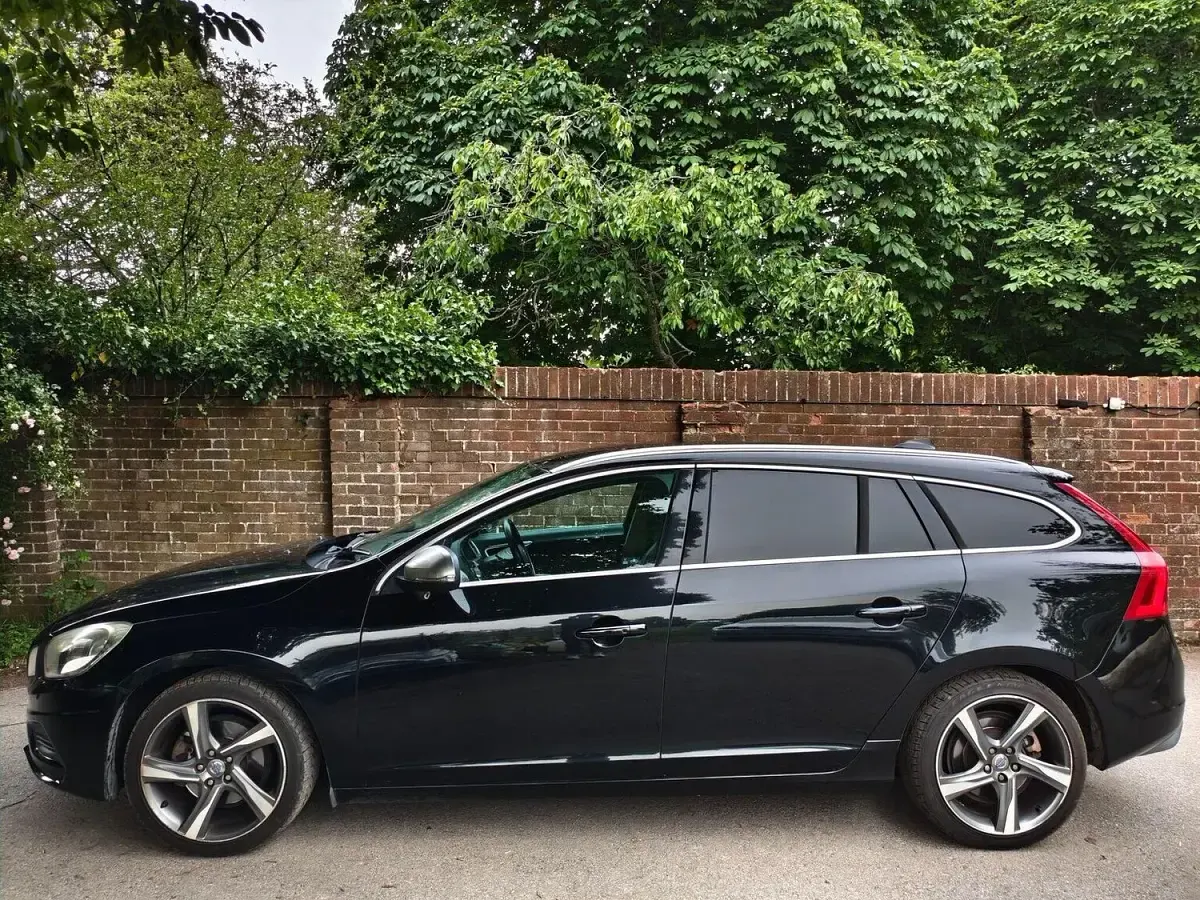 Used Volvo V60 R-Design 180 HP (132 kW) 2012 Black Estate