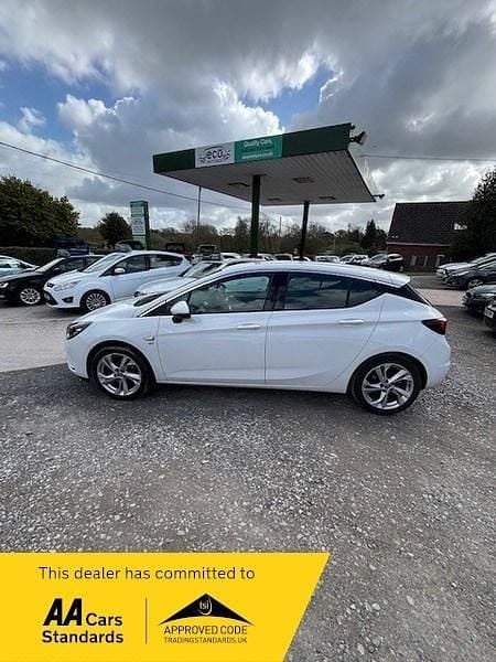 Used Vauxhall Astra SRi 150 HP (110 kW) 2017 White Hatchback