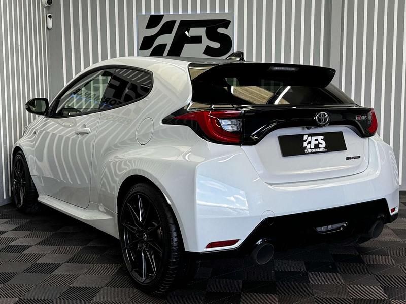 Used Toyota Yaris 320 HP (235 kW) 2021 White Hatchback