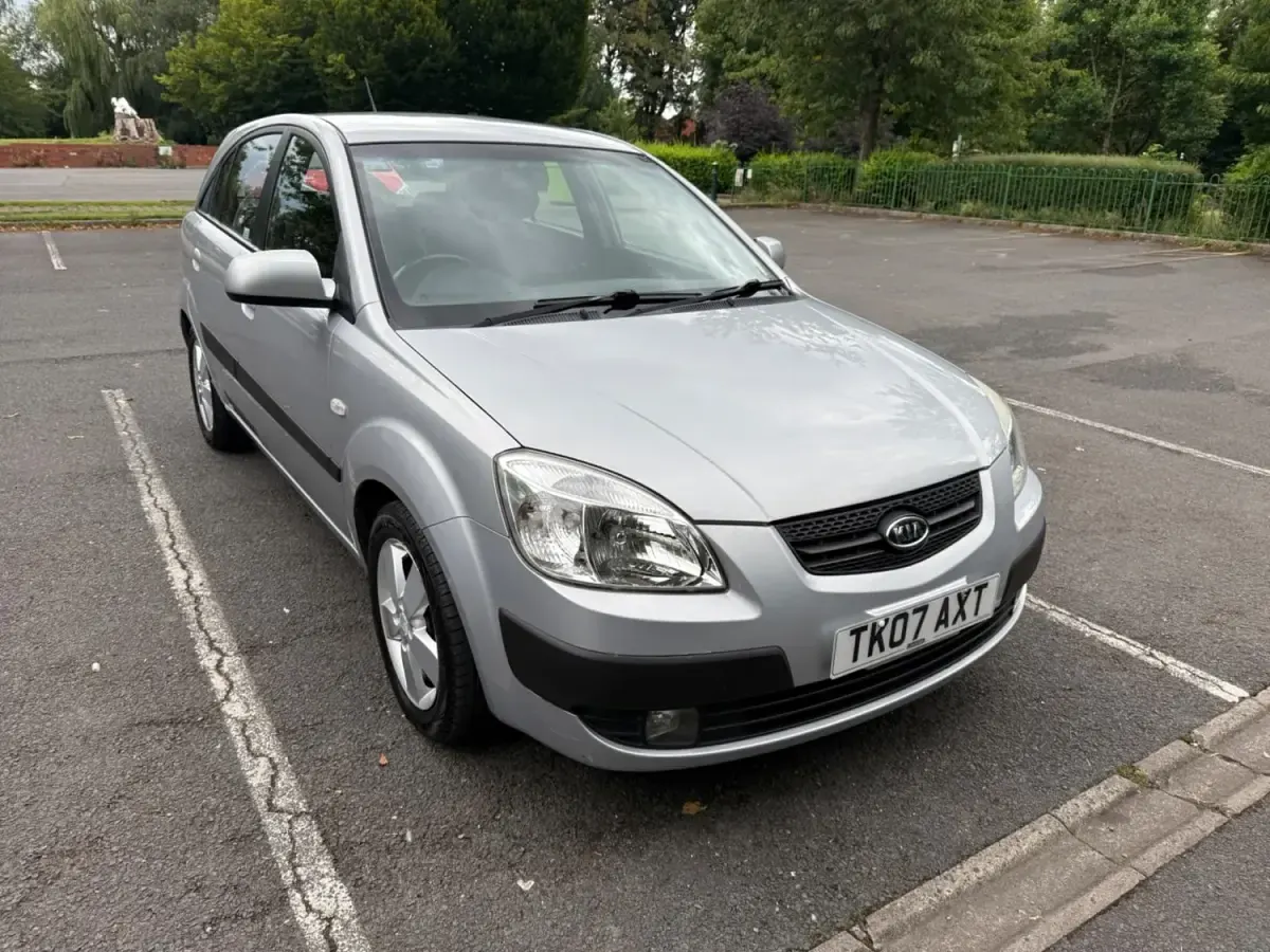 Begagnad Kia Rio 2007 Silver Halvkombi