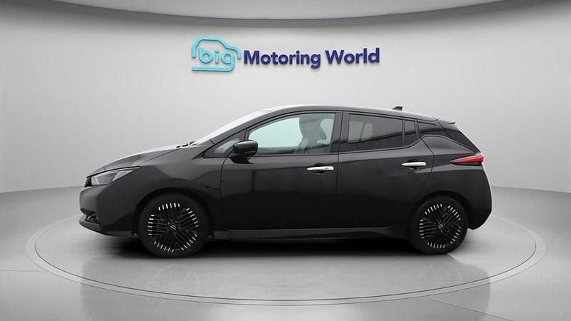 Begagnad Nissan Leaf N-Connecta 110 kW (150 HK) 2023 Halvkombi