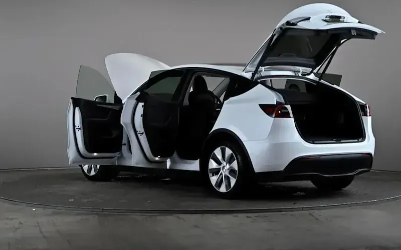 Used Tesla Model Y Standard Range 219 kW (299 HP) 2023 White SUV