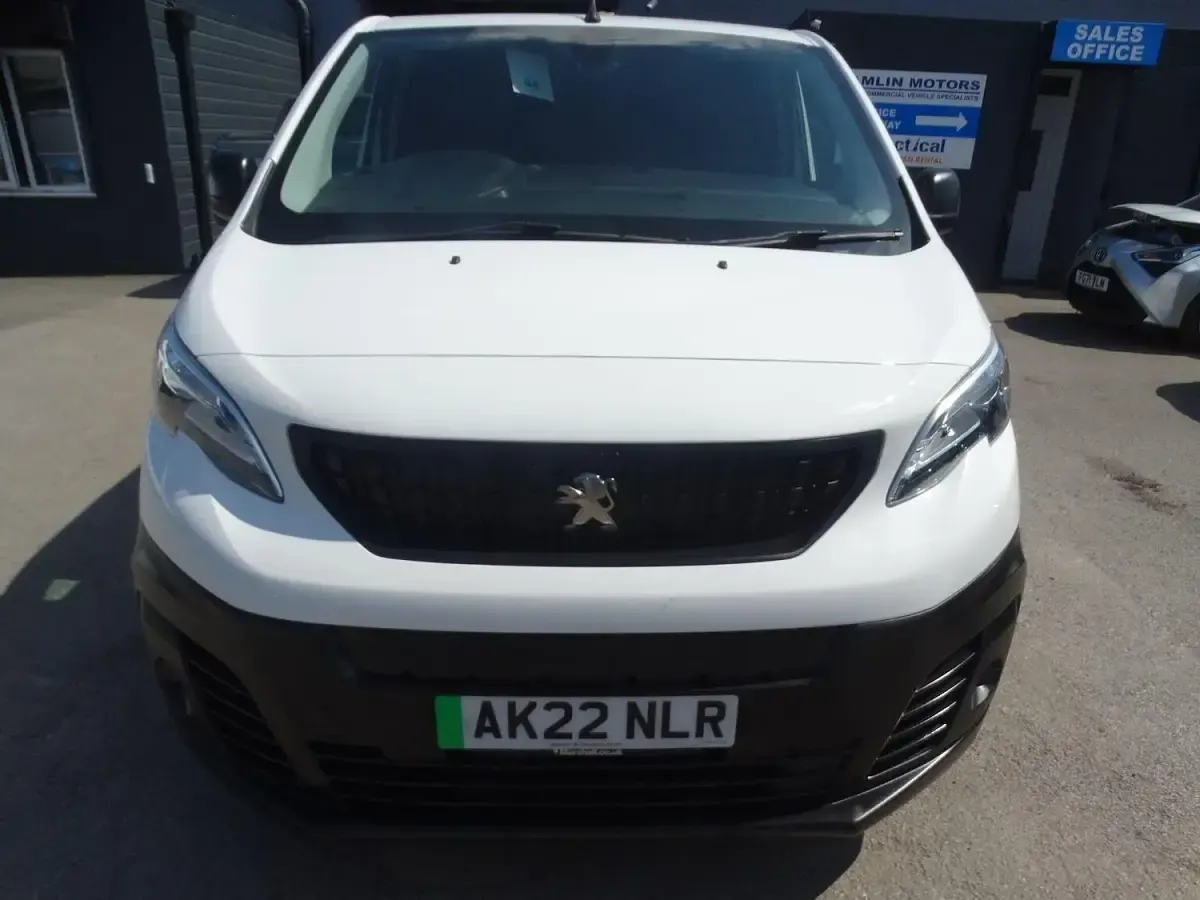 Used Peugeot e-Expert 100 kW (136 HP) 2022 White Van