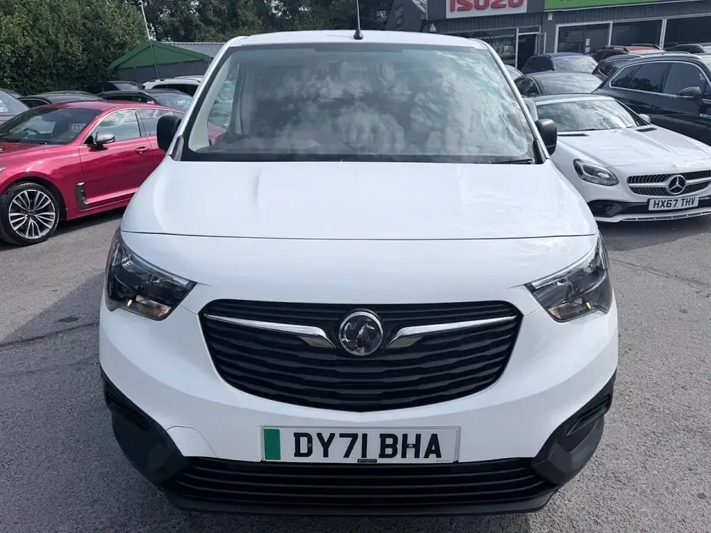 Used Vauxhall Combo 100 kW (136 HP) 2021 White MPV