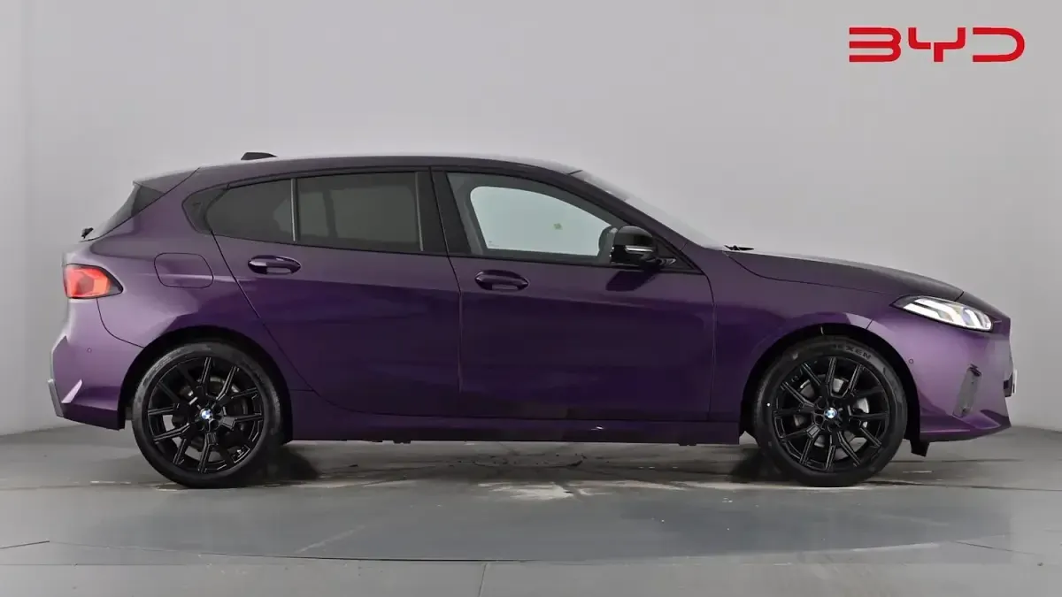 Usado BMW 120 Sport Line 170 CV (125 kW) 2025 Púrpura Utilitario